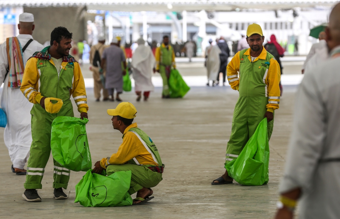 ހައްޖުގެ އަޅުކަމަށް ފަހު މައްކާ ސާފު ކުރުމުގެ މަސައްކަތް މަސައްކަތު މީހުން ކުރަމުން ދަނީ: މައްކާ ސާފުކުރަން ވަނީ 13،000 މީހުން ނެރެފައި. --ފޮޓޯ:އޭއެފްޕީ