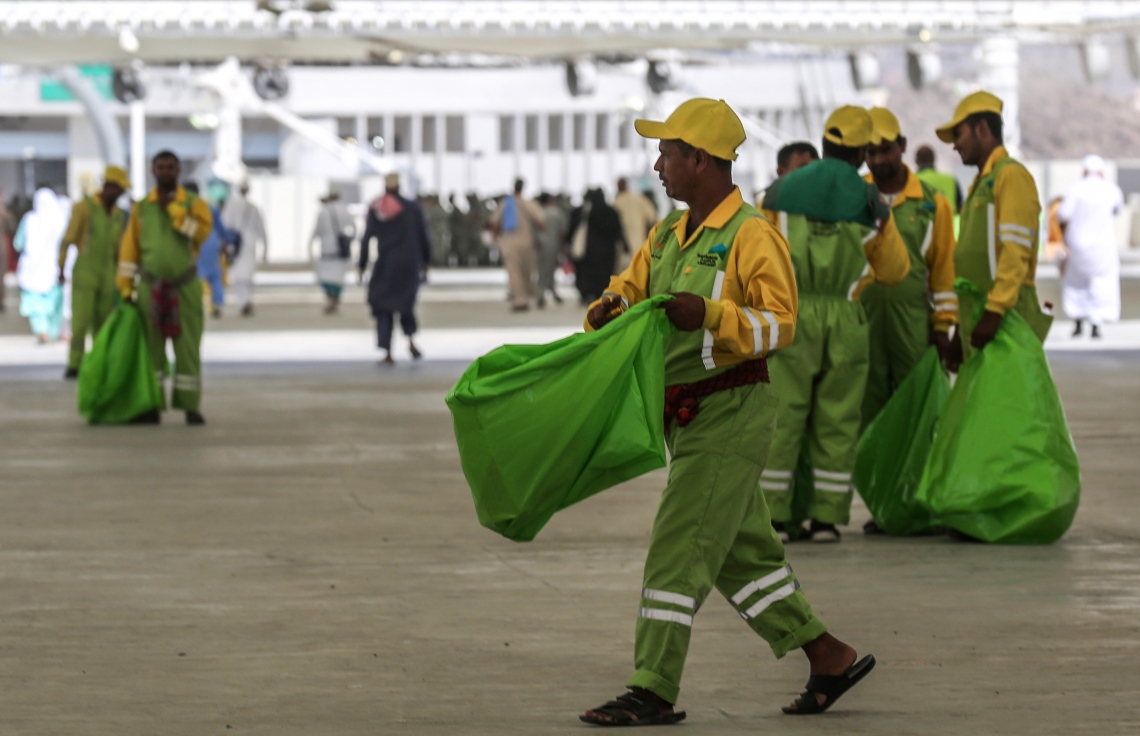 ހައްޖުގެ އަޅުކަމަށް ފަހު މައްކާ ސާފު ކުރުމުގެ މަސައްކަތް މަސައްކަތު މީހުން ކުރަމުން ދަނީ: މައްކާ ސާފުކުރަން ވަނީ 13،000 މީހުން ނެރެފައި. --ފޮޓޯ:އޭއެފްޕީ