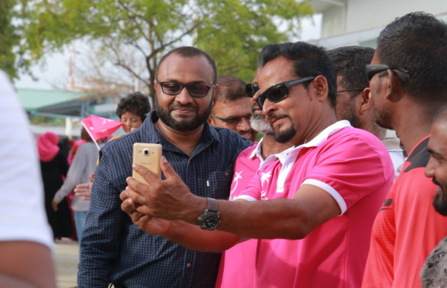 ޝަހީމް، ޕީޕީއެމްގެ ސަޕޯޓަރަކާއެކު ސެލްފީއެއް ނަންގަވަނީ.--. ފޮޓޯ: ޕީޕީއެމް