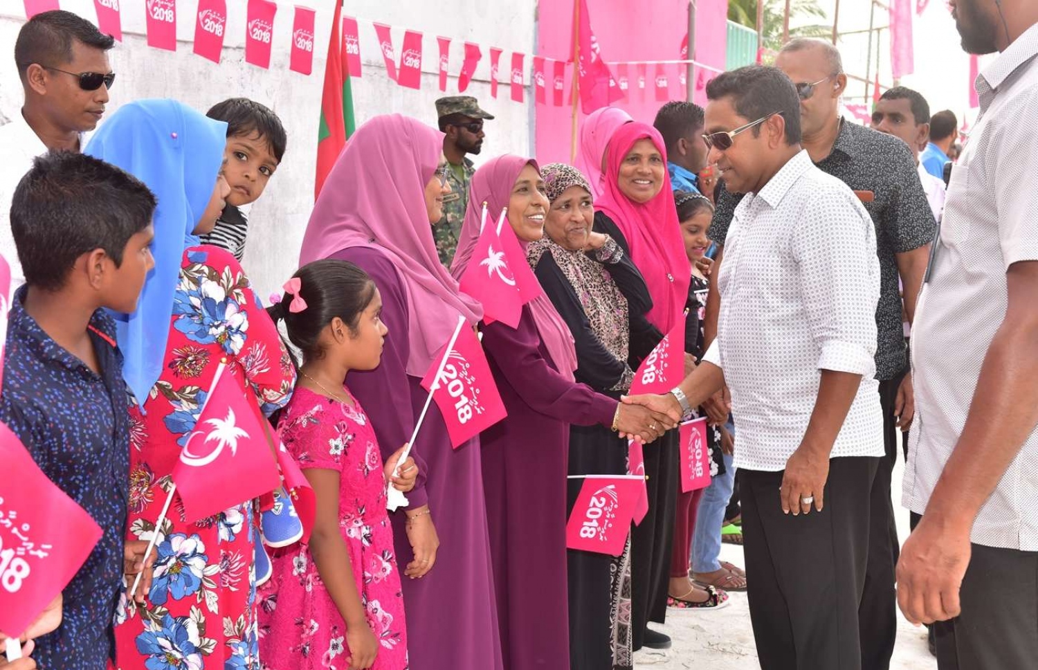 ރައީސް ޔާމީން ކެމްޕެއިނަށް މިއަދު ފ. ނިލަންދު އަށް ވަޑައިގަތުމުން މަރުހަބާ ކިޔަން ދިޔަ ބައެއް މީހުންނާ ސަލާމް ކުރައްވަނީ.---ފޮޓޯ: ރައީސް އޮފީސް