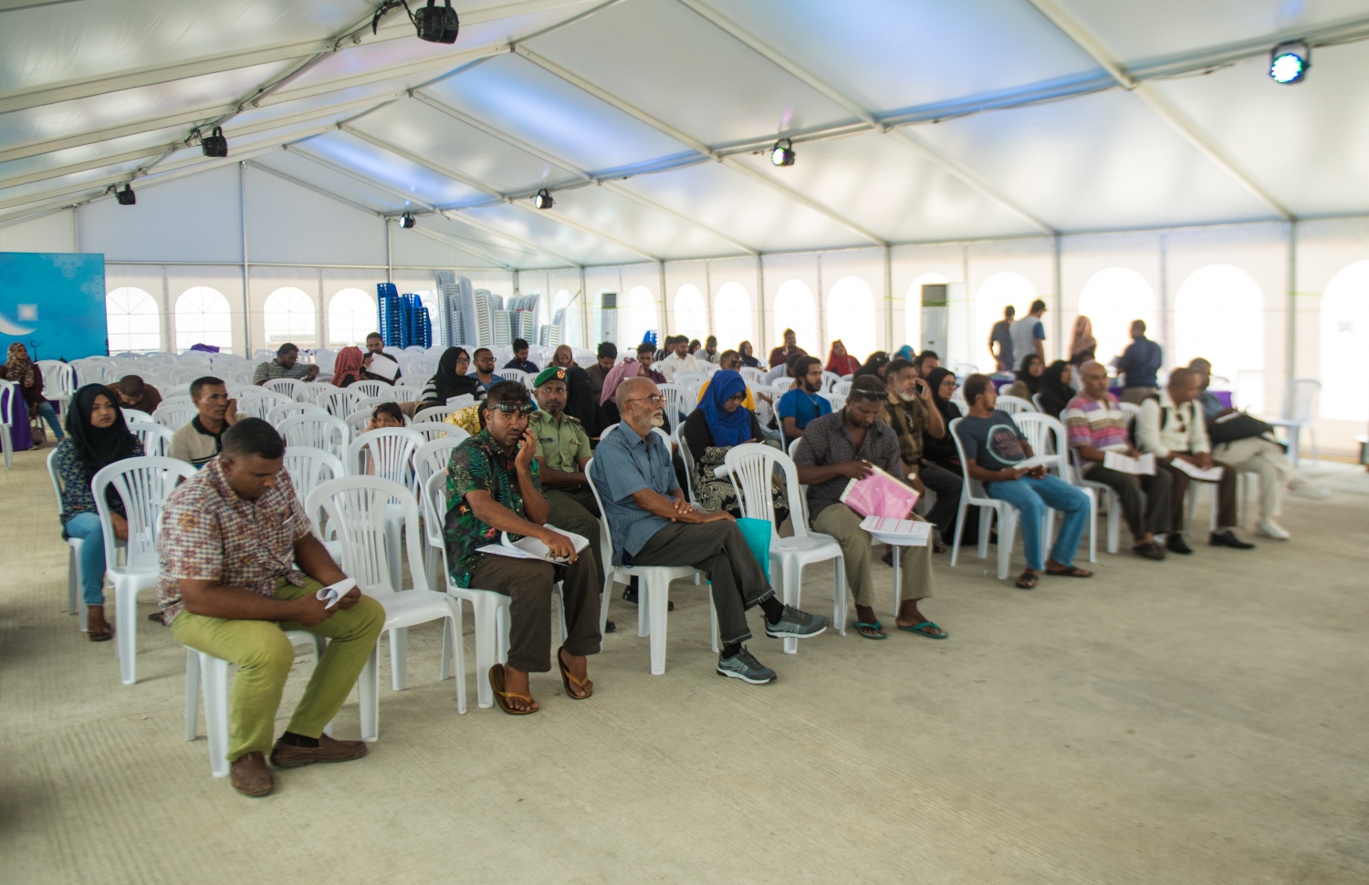 ކުރީގެ ސަރުކާރުން ހުޅުވާލި ހިޔާ މަޝްރޫއުގެ ދަަށުން މީހުން ފްލެޓަށް އެދި ފޯމު ހުށަހަޅަން ގޮސް ތިބި ބަޔަކު ހައުސިން މިނިސްޓްރީގައި މަޑުކޮށްލައިގެން: ޓާޓާ ފްލެޓު ގަންނަން ޖެހުނު މީހުން ވަނީ އެހެން އެއްވެސް ސްކީމަކަށް ކުރިމަތިލުމުން ވެސް މަހްރޫމްވެފައި. -- މިހާރު ފޮޓޯ: ހުސެން ވަހީދު