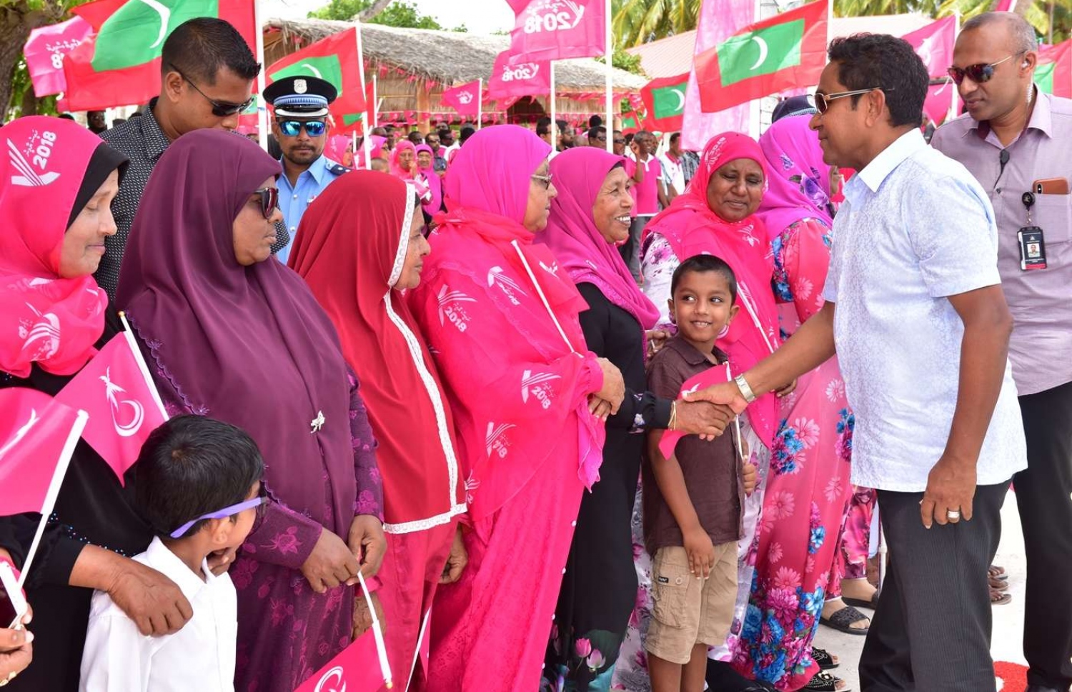 ރައީސް ޔާމީން ތ. ގުރައިދު އަށް މިއަދު ކުރެއްވި ދަތުރުފުޅުގައި އެމަނިކުފާނަށް މަރުހަބާ ދެންނެވުމަށް އެއްވެ ތިބި މީހުންނާ ސަަލާމްކުރައްވަނީ--.، ފޮޓޯ: ރައީސް އޮފީސް