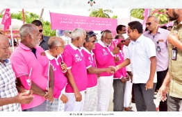 President Abdulla Yameen meeting the people of Th.Guraidhoo who came out to welcome him. PHOTO: PRESIDENT'S OFFICE