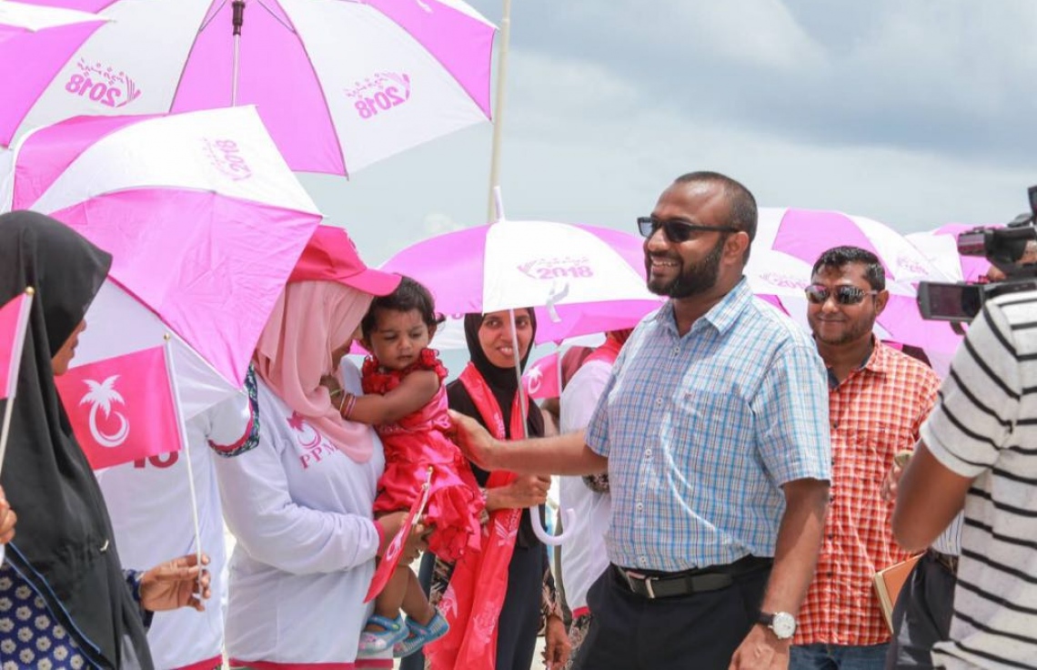 ލ. އަތޮޅު: އޮގަސްޓް 26، 2018- ޕީޕީއެމްގެ ރިޔާސީ ކެންޑިޑޭޓް ރައީސް ޔާމީންގެ ރަނިންމޭޓް ޑރ. ޝަހީމް މި އަތޮޅުގެ ރަށަކަށް ވަޑައިގަތުމުން މަރުހަބާ ދަންނަވަން އެއްވި މީހުންގެ ތެރެއިން ކުޑަކުއްޖެއްގެ ގައިގައި ފިރުމާލައްވަނީ.---ފޮޓޯ: ޕީޕީއެމް