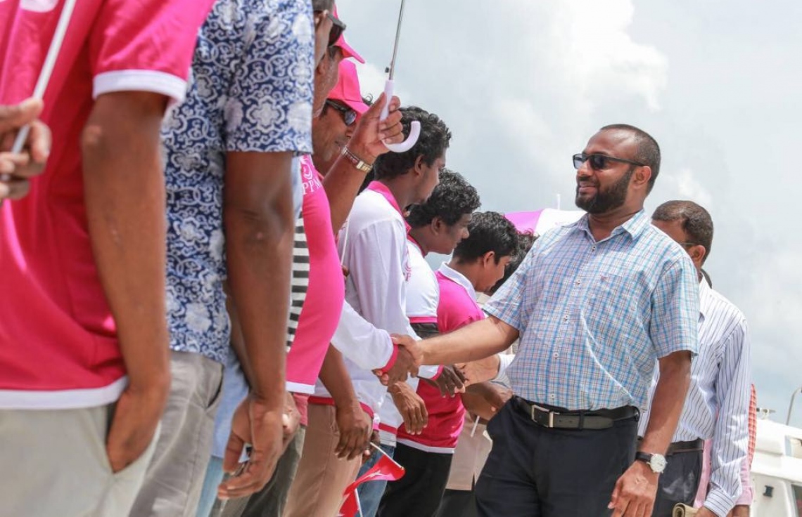 ލ. އަތޮޅު: އޮގަސްޓް 26، 2018- ޕީޕީއެމްގެ ރިޔާސީ ކެންޑިޑޭޓް ރައީސް ޔާމީންގެ ރަނިންމޭޓް ޑރ. ޝަހީމް މި އަތޮޅުގެ ރަށަކަށް ވަޑައިގަތުމުން މަރުހަބާ ދަންނަވަން އެއްވި ބަޔަކާ ސަލާމް ކުރައްވަނީ.---ފޮޓޯ: ޕީޕީއެމް