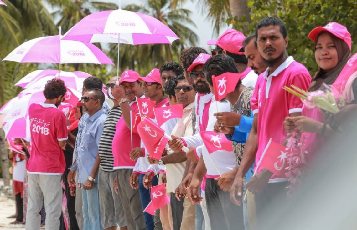 ލ. އަތޮޅު: އޮގަސްޓް 26، 2018- ޕީޕީއެމްގެ ރިޔާސީ ކެންޑިޑޭޓް ރައީސް ޔާމީންގެ ރަނިންމޭޓް ޑރ. ޝަހީމް މި އަތޮޅުގެ ރަށަކަށް ވަޑައިގަތުމުން މަރުހަބާ ދަންނަވަން އެއްވި ބައެއް މީހުން ކިޔޫގައި.---ފޮޓޯ: ޕީޕީއެމް