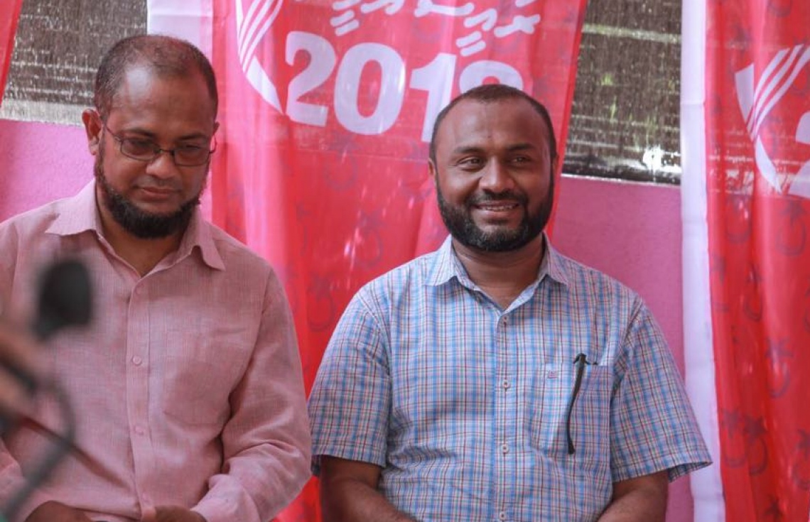 ލ. އަތޮޅު: އޮގަސްޓް 26، 2018- ޕީޕީއެމްގެ ރިޔާސީ ކެންޑިޑޭޓް ރައީސް ޔާމީންގެ ރަނިންމޭޓް ޑރ. ޝަހީމް (ކ) މި އަތޮޅުގެ ރަށަކަށް ވަޑައިގެން އެ ޕާޓީގެ ބަޔަކާ ބައްދަލުކުރައްވަނީ.---ފޮޓޯ: ޕީޕީއެމް