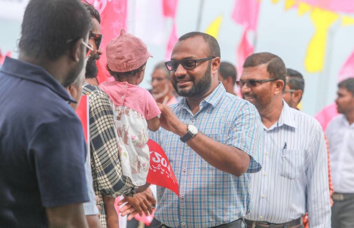 ލ. އަތޮޅު: އޮގަސްޓް 26، 2018- ޕީޕީއެމްގެ ރިޔާސީ ކެންޑިޑޭޓް ރައީސް ޔާމީންގެ ރަނިންމޭޓް ޑރ. ޝަހީމް މި އަތޮޅުގެ ރަށަކަށް ވަޑައިގަތުމުން މަރުހަބާ ދަންނަވަން އެއްވި މީހުންގެ ތެރެއިން ކުޑަކުއްޖެއްގެ ގައިގައި ފިރުމާލައްވަނީ.---ފޮޓޯ: ޕީޕީއެމް