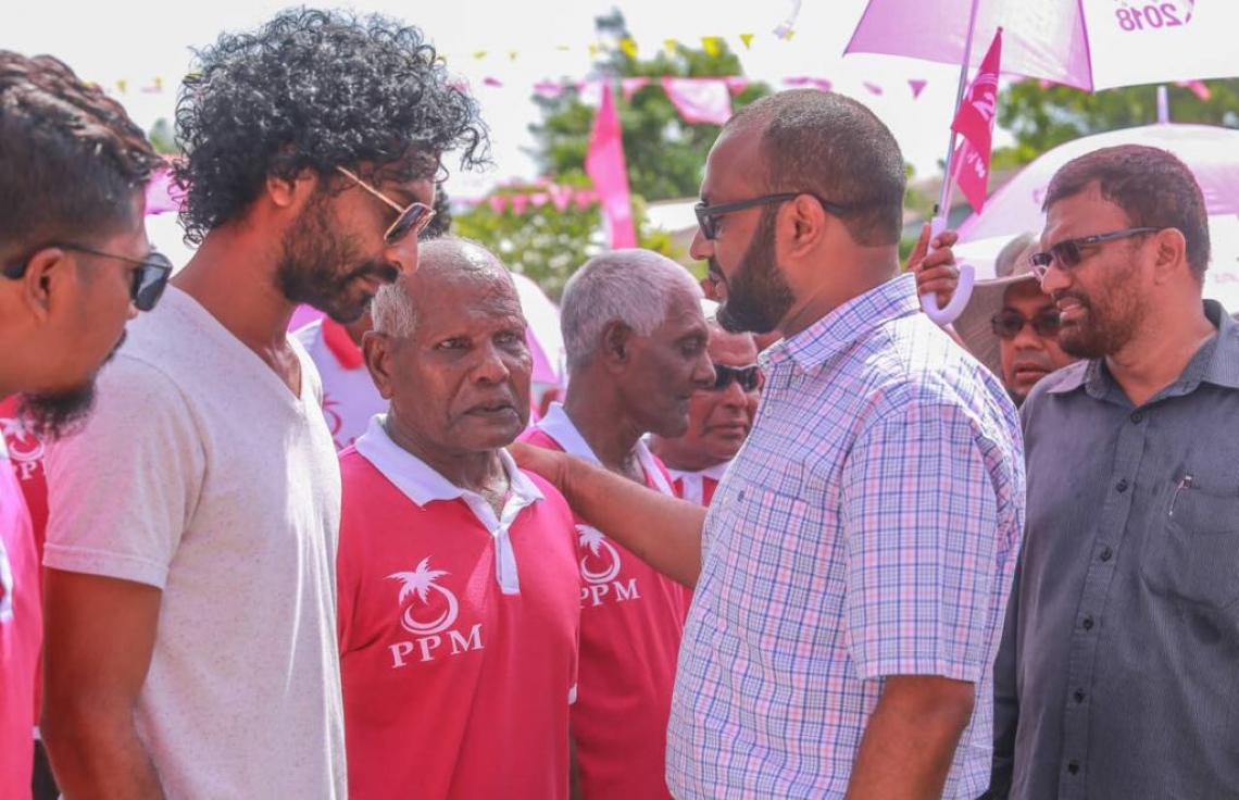 ލ. އަތޮޅު: އޮގަސްޓް 26، 2018- ޕީޕީއެމްގެ ރިޔާސީ ކެންޑިޑޭޓް ރައީސް ޔާމީންގެ ރަނިންމޭޓް ޑރ. ޝަހީމް މި އަތޮޅުގެ ރަށަކަށް ވަޑައިގަތުމުން މަރުހަބާ ދަންނަވަން އެއްވި މީހުންނާ ވާހަކަ ދައްކަވަނީ.---ފޮޓޯ: ޕީޕީއެމް