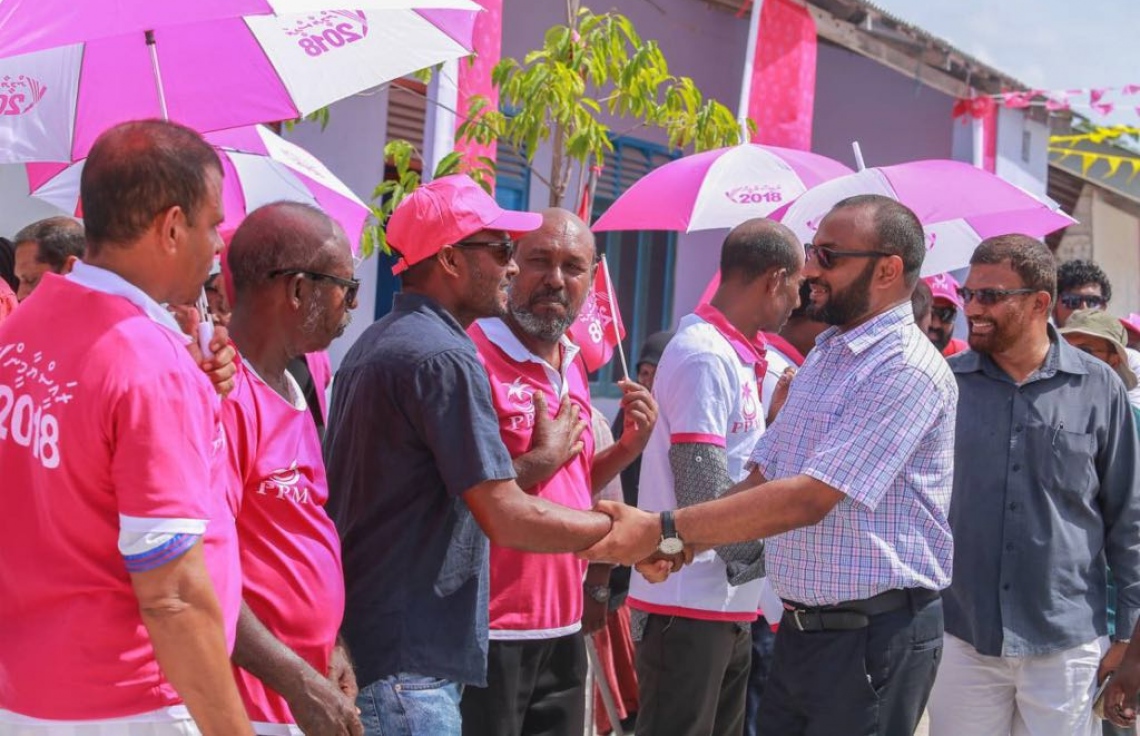 ލ. އަތޮޅު: ޕީޕީއެމްގެ ރިޔާސީ ކެންޑިޑޭޓް ރައީސް ޔާމީންގެ ރަނިންމޭޓް ޑރ. ޝަހީމް މި އަތޮޅުގެ ރަށަކަށް ވަޑައިގަތުމުން މަރުހަބާ ދަންނަވަން އެއްވި ބަޔަކާ ސަލާމް ކުރައްވަނީ.---ފޮޓޯ: ޕީޕީއެމް