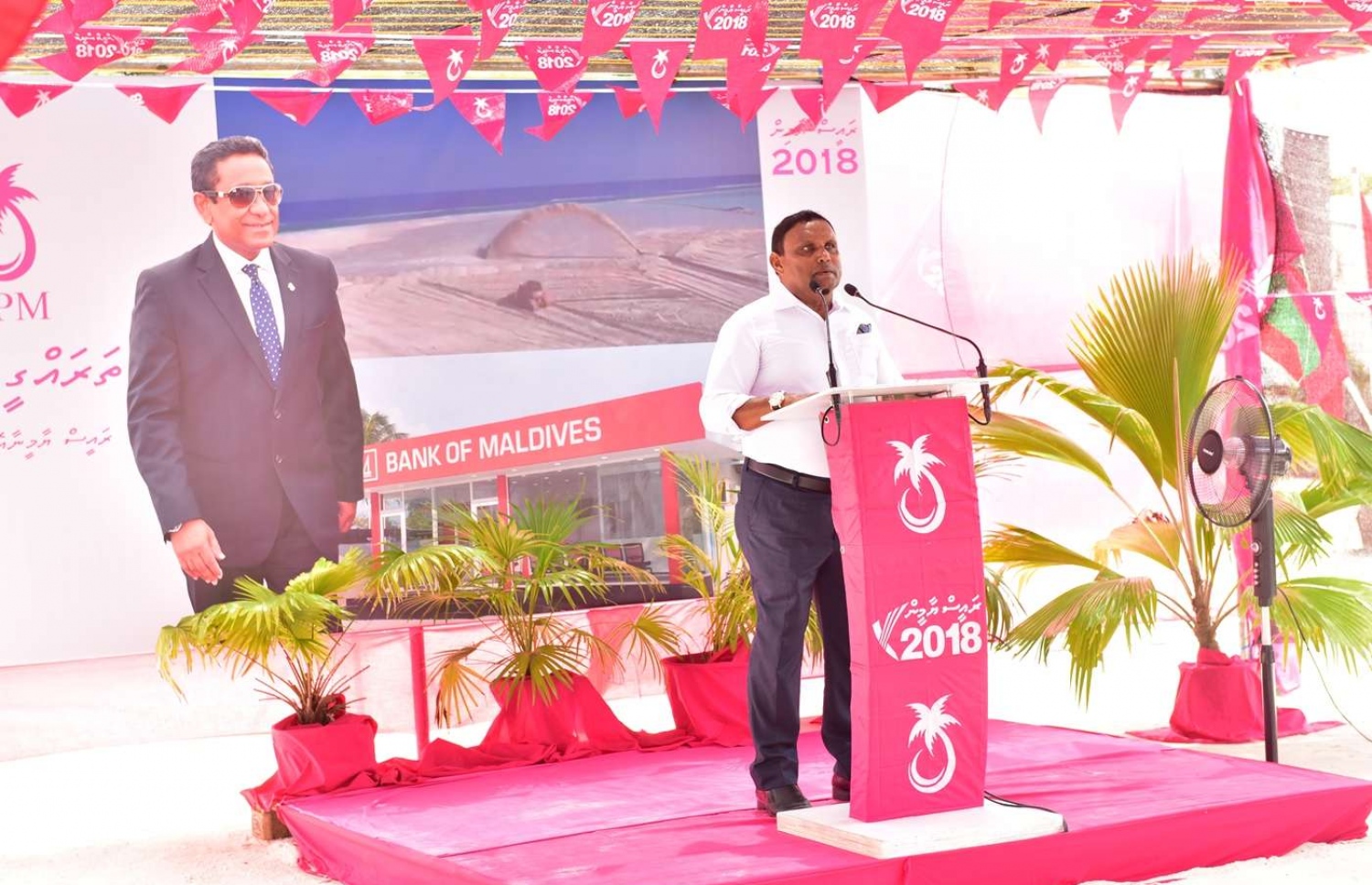 ރައީސް ޔާމީން، ގުރައިދޫގައި މިއަދު ބޭއްވެވި ކެމްޕެއިން ޖަލްސާގައި އެ ދާއިރާގެ މެމްބަރު ހުސެއިން މަނިިކު ވާހަކަ ދައްކަވަނީ.---ފޮޓޯ: ރައީސް އޮފީސް