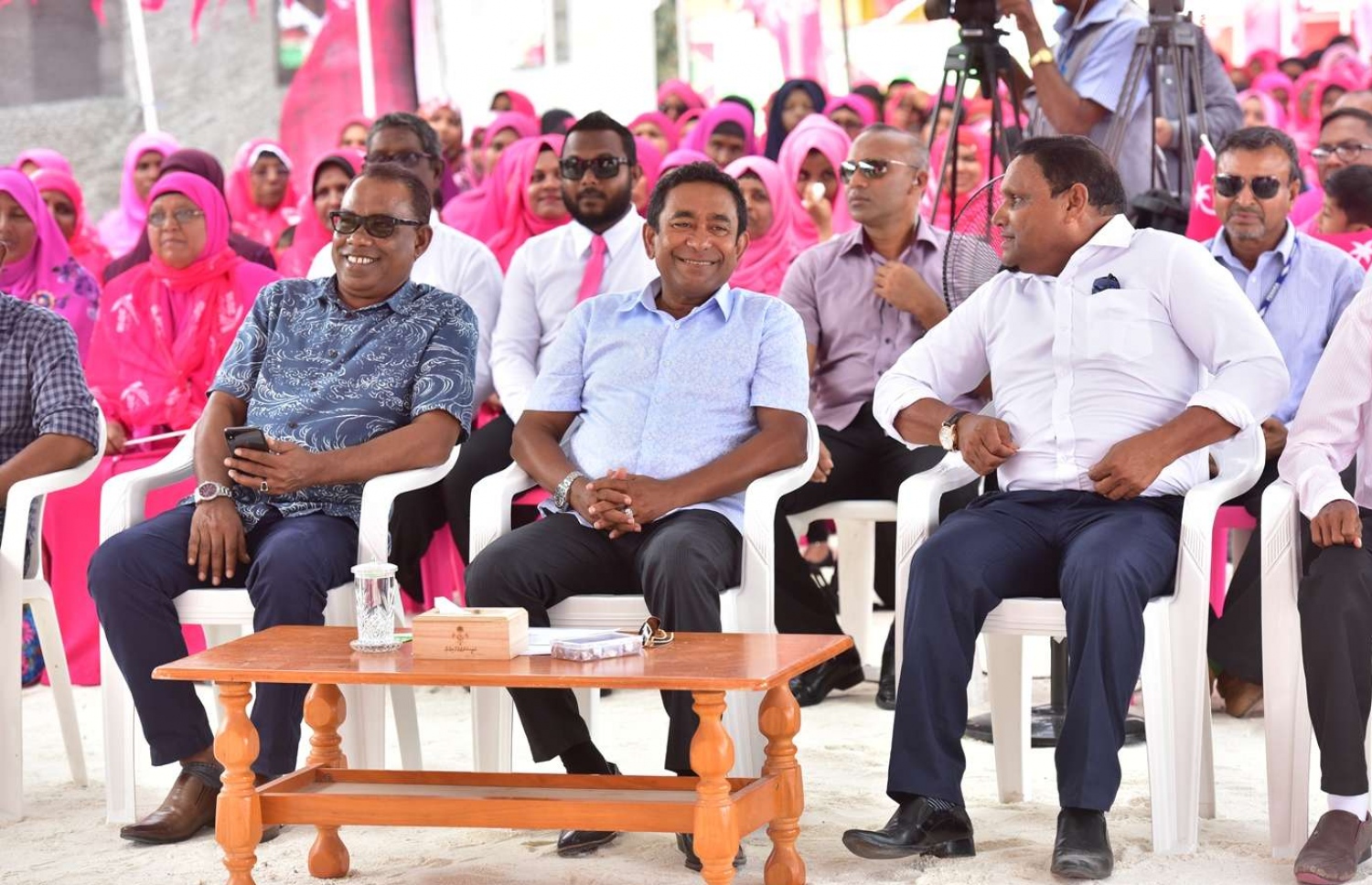 ރައީސް ޔާމީން، ގުރައިދޫގައި ބޭއްވެވި ކެމްޕެއިން ޖަލްސާގައި އެމަނިކުފާނާއި ހުސެއިން މަނިކު ވާހަކަ ދައްކަވަނީ.---ފޮޓޯ: ރައީސް އޮފީސް