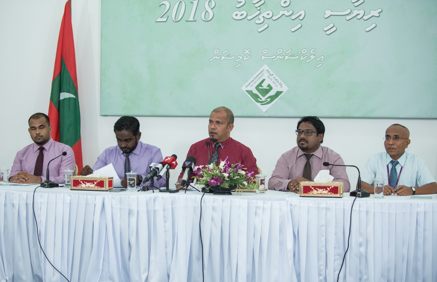 އިލެކްޝަންސް ކޮމިޝަނުން އިއްޔެ ބޭއްވި ނޫސްވެރިންގެ ބައްދަލުވުމުގައި އެ ކޮމިޝަންގެ މެމްބަރުން ބައިވެރިވެވަޑައިގަންނަވަނީ.-- ފޮޓޯ: އަހުމަދު ނިޝާތު/ މިހާރު