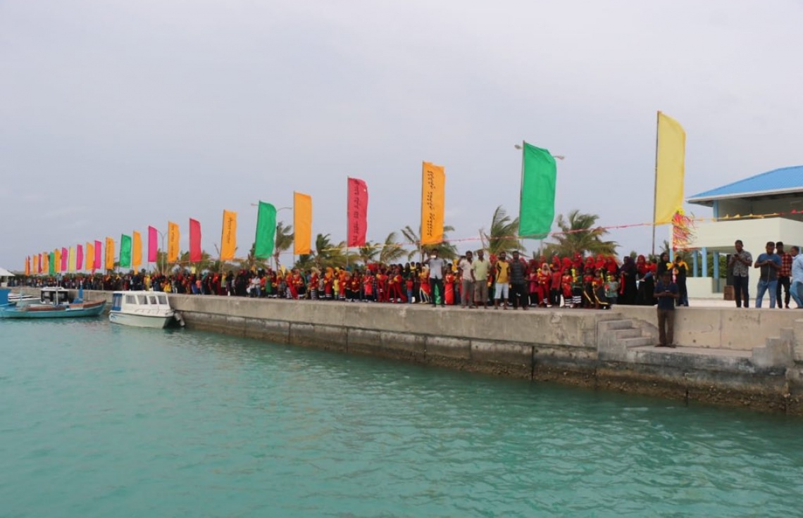 ށ. މިލަންދޫ: އޮގަސްޓް 26، 2018- އިދިކޮޅު ރިޔާސީ ކެންޑިޑޭޓް އިބްރާހިމް މުހައްމަދު ސޯލިހް (އިބޫ) ގެ ރަނިންމޭޓް ފައިސަލް ނަސީމް ށ. އަތޮޅަށް ކުރައްވަމުން ގެންދަވާ ކެމްޕެއިން ދަތުރުގައި މިލަންދު އަށް ވަޑައިގަންނަވާތީ، އޭނާ އަށް މަރުހަބާ ދެންނެވުމަށްޓަކައި ރަށުގެ ބަންދަރު ސަރަހައްދަށް އެއްވެ ތިބި ބައެއް.---ފޮޓޯ: އެމްޑީޕީ