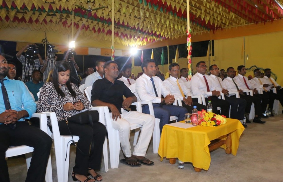 ށ. މިލަންދޫ: އޮގަސްޓް 26، 2018- އިދިކޮޅު ރިޔާސީ ކެންޑިޑޭޓް އިބްރާހިމް މުހައްމަދު ސޯލިހް (އިބޫ) ގެ ރަނިންމޭޓް ފައިސަލް ނަސީމް ށ. އަތޮޅަށް ކުރައްވަމުން ގެންދަވާ ކެމްޕެއިން ދަތުރުގައި މިލަންދޫގައި ބޭއްވެވި ކެމްޕެއިން ޖަލްސާގައި އޭނާ އާއި އިދިކޮޅު އިއްތިހާދުގެ ބައެއް އިސްބޭފުޅުން ބައިވެރިވެވަޑައިގަންނަވަނީ.---ފޮޓޯ: އެމްޑީޕީ