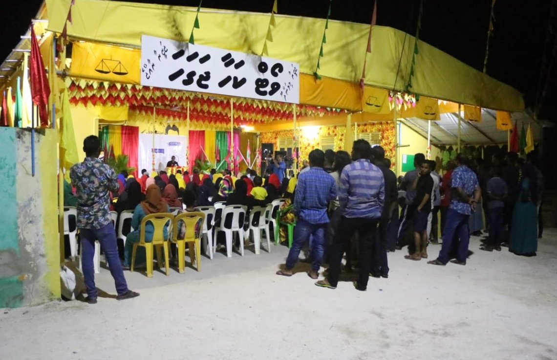 ށ. މިލަންދޫ: އޮގަސްޓް 26، 2018- އިދިކޮޅު ރިޔާސީ ކެންޑިޑޭޓް އިބްރާހިމް މުހައްމަދު ސޯލިހް (އިބޫ) ގެ ރަނިންމޭޓް ފައިސަލް ނަސީމް ށ. އަތޮޅަށް ކުރައްވަމުން ގެންދަވާ ކެމްޕެއިން ދަތުރުގައި މިލަންދޫގައި ބޭއްވެވި ކެމްޕެއިން ޖަލްސާގެ ތެރެއިން.---ފޮޓޯ: އެމްޑީޕީ