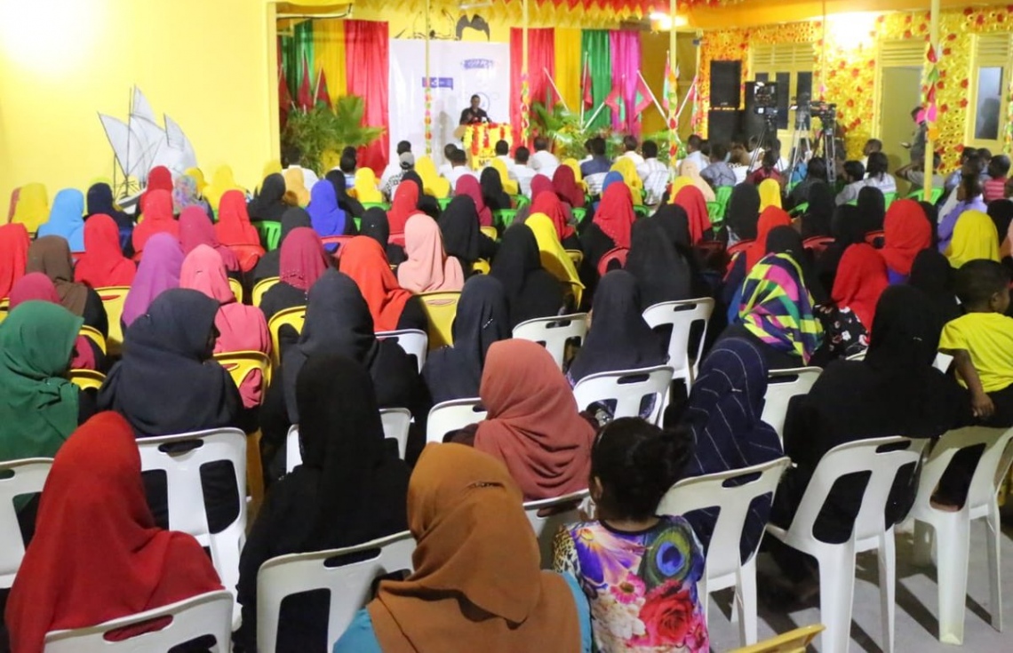 ށ. މިލަންދޫ: އޮގަސްޓް 26، 2018- އިދިކޮޅު ރިޔާސީ ކެންޑިޑޭޓް އިބްރާހިމް މުހައްމަދު ސޯލިހް (އިބޫ) ގެ ރަނިންމޭޓް ފައިސަލް ނަސީމް ށ. އަތޮޅަށް ކުރައްވަމުން ގެންދަވާ ކެމްޕެއިން ދަތުރުގައި މިލަންދޫގައި ބޭއްވެވި ކެމްޕެއިން ޖަލްސާގެ ތެރެއިން.---ފޮޓޯ: އެމްޑީޕީ