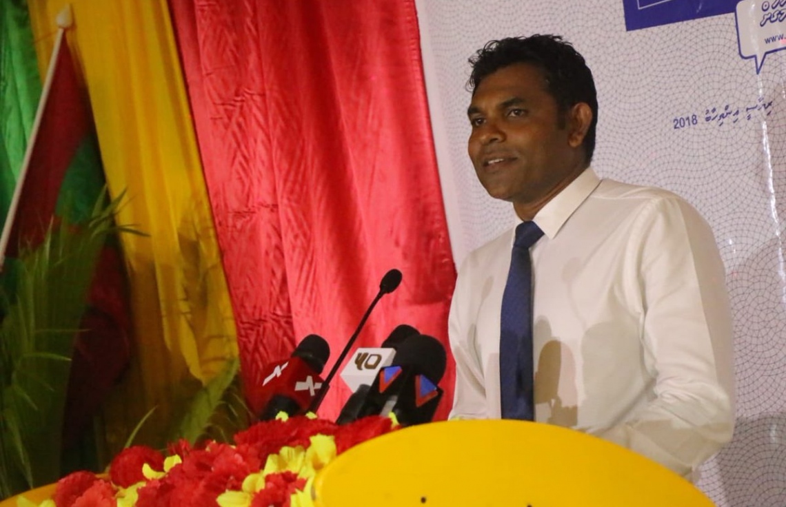 ށ. މިލަންދޫ: އޮގަސްޓް 26، 2018- އިދިކޮޅު ރިޔާސީ ކެންޑިޑޭޓް އިބްރާހިމް މުހައްމަދު ސޯލިހް (އިބޫ) ގެ ރަނިންމޭޓް ފައިސަލް ނަސީމް ށ. އަތޮޅަށް ކުރައްވަމުން ގެންދަވާ ކެމްޕެއިން ދަތުރުގައި މިލަންދޫގައި ބޭއްވެވި ކެމްޕެއިން ޖަލްސާގައި އޭނާ ވާހަކަ ދައްކަވަނީ.---ފޮޓޯ: އެމްޑީޕީ