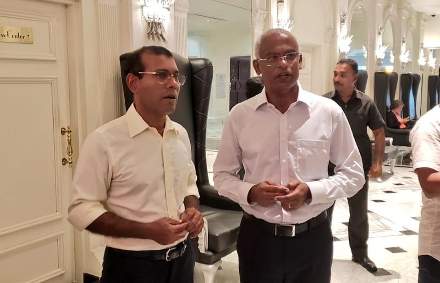 އިބޫ އެންމެ ފަހުން ލަންކާ އަށް ކުރެއްވި ކެމްޕެއިން ދަތުރުގައި، ކުރީގެ ރައީސް ނަޝީދާ އެކު.---ފޮޓޯ: އެމްޑީޕީ