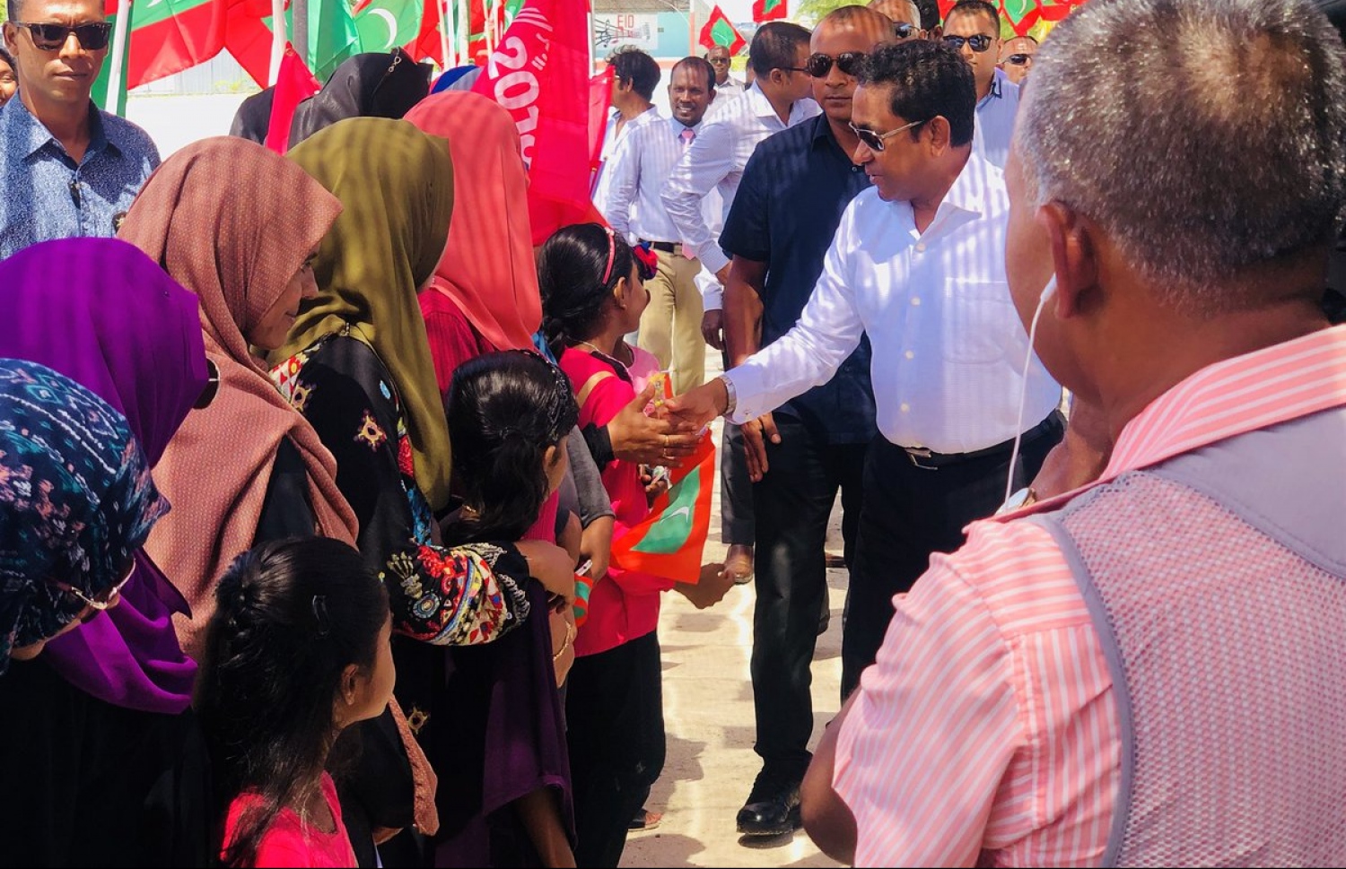 ރައީސް ޔާމީން މިއަދު އަލިފުއްޓަށް ވަޑައިގެން، އެ ރަށު ރައްޔިތުންނާ ސަލާމް ކުރައްވަނީ. - ފޮޓޯ: އެންވަޔަރަމަންޓް މިނިސްޓްރީ