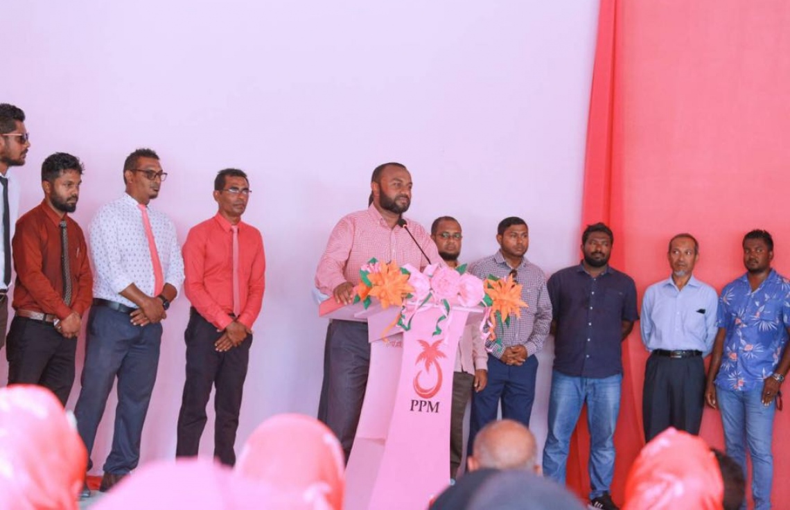 ލ. އަތޮޅު: އޮގަސްޓް 26، 2018: ޕީޕީއެމްގެ ރިޔާސީ ކެންޑިޑޭޓް ރައީސް ޔާމީންގެ ރަނިންމޭޓް ޑރ. ޝަހީމް މި އަތޮޅުގެ ރަށަކަށް ވަޑައިގަތުމުން އެރަށުގައި ބޭއްވި ހަފުލާއެއްގައި ވާހަކަ ދައްކަވަނީ.---ފޮޓޯ: ޕީޕީއެމް