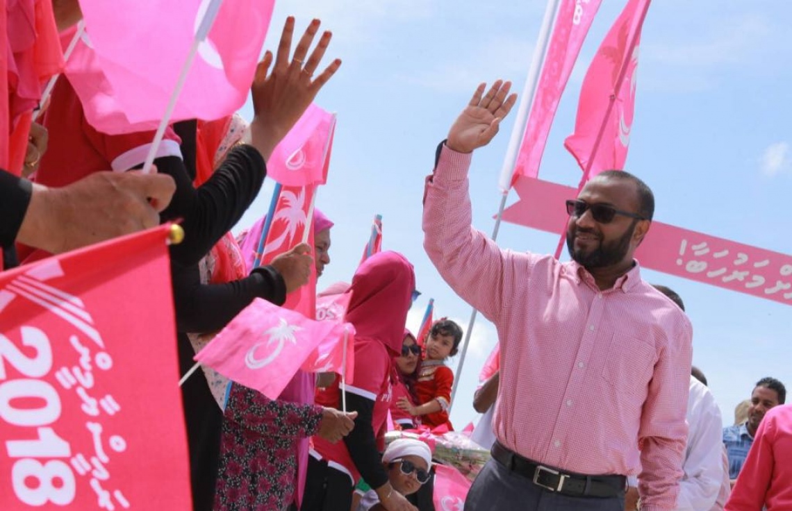 ލ. އަތޮޅު: އޮގަސްޓް 26، 2018: ޕީޕީއެމްގެ ރިޔާސީ ކެންޑިޑޭޓް ރައީސް ޔާމީންގެ ރަނިންމޭޓް ޑރ. ޝަހީމް މި އަތޮޅުގެ ރަށަކަށް ވަޑައިގަތުމުން މަރުހަބާ ދަންނަވަން އެއްވެ ތިބި ބަޔަކާ ސަލާމް ކުރައްވަނީ.---ފޮޓޯ: ޕީޕީއެމް