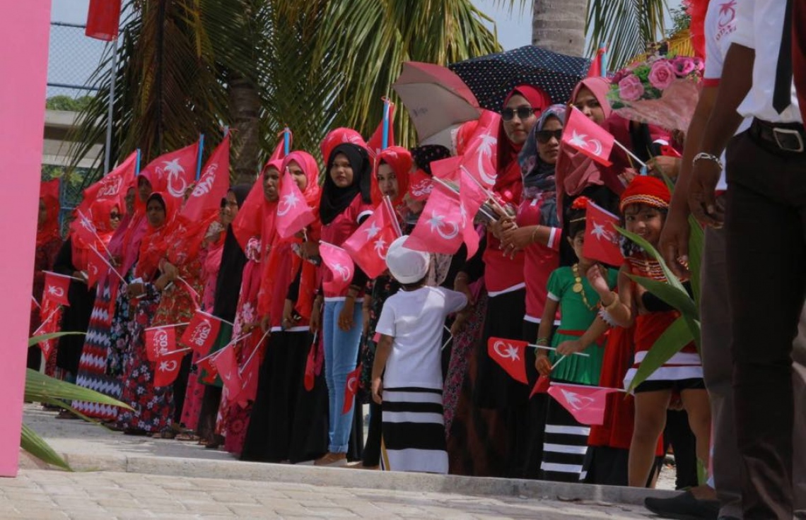 ލ. އަތޮޅު: އޮގަސްޓް 26، 2018: ޕީޕީއެމްގެ ރިޔާސީ ކެންޑިޑޭޓް ރައީސް ޔާމީންގެ ރަނިންމޭޓް ޑރ. ޝަހީމް މި އަތޮޅުގެ ރަށަކަށް ވަޑައިގަތުމުން މަރުހަބާ ދަންނަވަން އެއްވެ ތިބި ބަޔަކު "ރައީސް ޔާމީން 2018" ޖަހާފައިވާ ކުޑަ އާއި ދިދަ ހިފައިގެން ކިޔޫގައި.---ފޮޓޯ: ޕީޕީއެމް