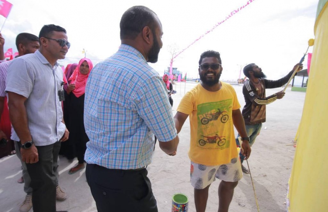 ލ. އަތޮޅު: އޮގަސްޓް 26، 2018: ޕީޕީއެމްގެ ރިޔާސީ ކެންޑިޑޭޓް ރައީސް ޔާމީންގެ ރަނިންމޭޓް ޑރ. ޝަހީމް މި އަތޮޅުގެ ރަށަކަށް ވަޑައިގެން އެރަށުގެ މީހަކާ ސަލާމް ކުރައްވަނީ.---ފޮޓޯ: ޕީޕީއެމް