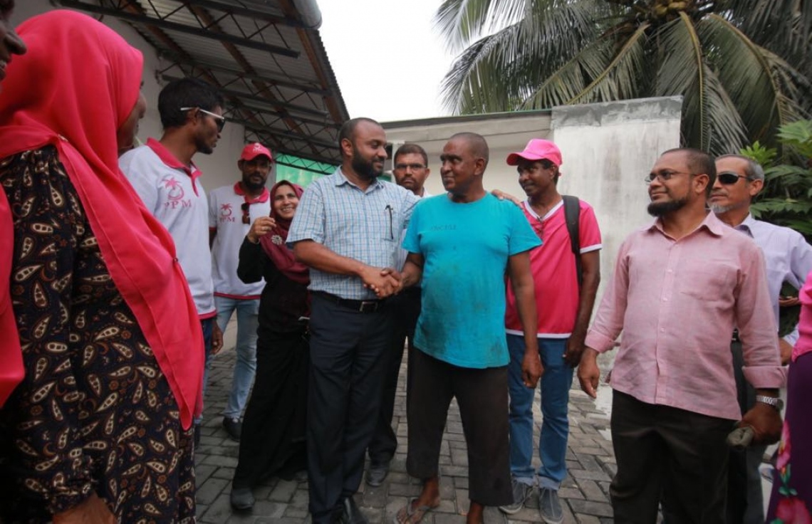 ލ. އަތޮޅު: އޮގަސްޓް 26، 2018: ޕީޕީއެމްގެ ރިޔާސީ ކެންޑިޑޭޓް ރައީސް ޔާމީންގެ ރަނިންމޭޓް ޑރ. ޝަހީމް މި އަތޮޅުގެ ރަށަކަށް ވަޑައިގެން އެރަށުގެ ބަޔަކާ ވާހަކަ ދައްކަވަނީ.---ފޮޓޯ: ޕީޕީއެމް