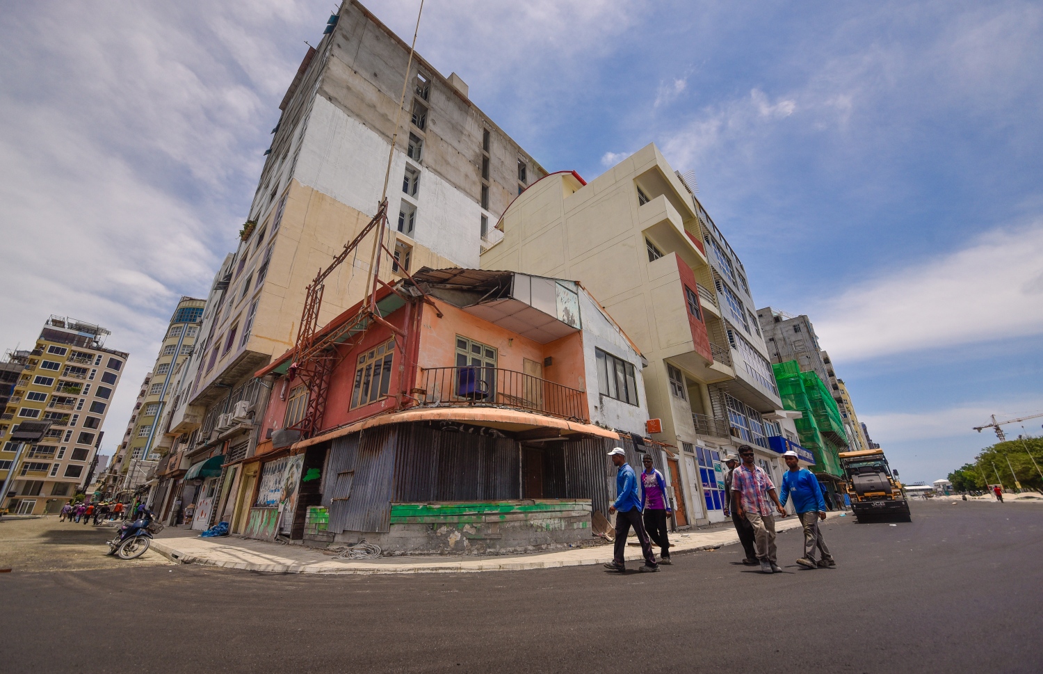 ބްރިޖާ ގުޅޭ ބައެއް މަގުތަކުގައި ތާރު އަޅާ ނިމިފައި: މި މަސައްކަތް ދެ ދުވަސްތެރޭގައި އެއްކޮށް ނިމޭނެ ކަމަށް ހައުސިން މިނިސްޓަރު ވިދާޅުވި-- މިހާރު ފޮޓޯ: ނިޝާން އަލީ