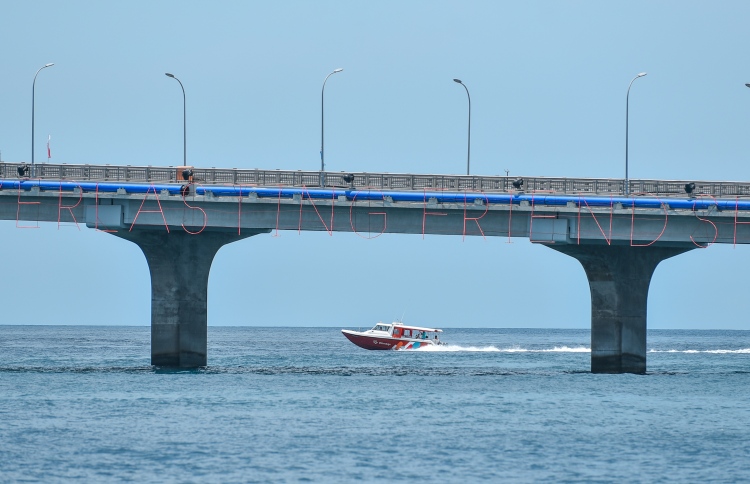 ބްރިޖު ދަށުން ދަތުރު ނުކުރަން އަންގައިފި