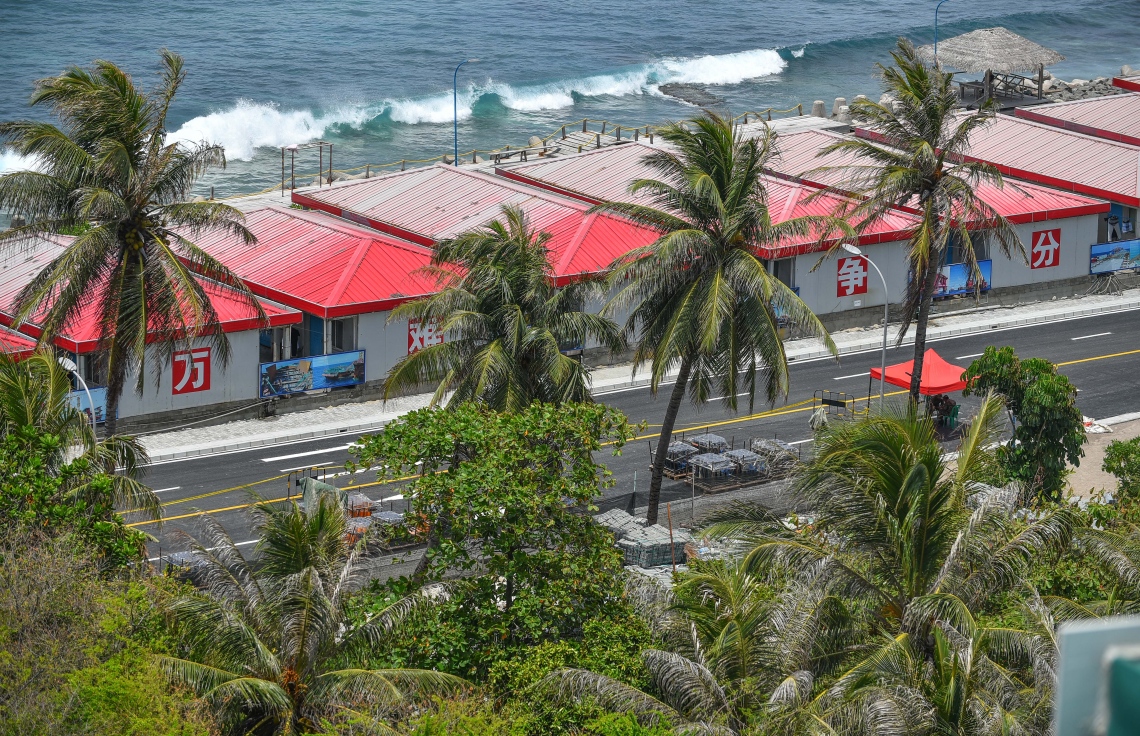 އޮގަސްޓް 27، 2018- މާލެ އާއި ހުޅުލެއާ ދެމެދު އަޅާފައިވާ ސިނަމާލެ ބްރިޖު ރަސްމީކޮށް ހުޅުވުމުގެ ގޮތުން ވަމުންދާ އެންމެ ފަހުގެ ތައްޔާރީތަކުގެ ތެރެއިން، ބްރިޖާ ބޮޑުތަކުރުފާނުމަގު ގުޅޭ ހިސާބުގައި ތާރުއެޅުމުގެ މަސައްކަތް ގާތްގަނޑަކަށް ނިމިފައި: ޗައިނާގެ ސީސީސީސީއިން އިމާރާތްކުރާ މި ބްރިޖް އަންނަ ބުރާސްފަތި ދުވަހު ރަސްމީކޮށް ހުޅުވުމަށް ނިންމާފައިވާކަން ރައީސް އަބްދުﷲ ޔާމީން ވަނީ އިއުލާނުކުރައްވާފައި.---ފޮޓޯ: ނިޝާން އަލީ/މިހާރު