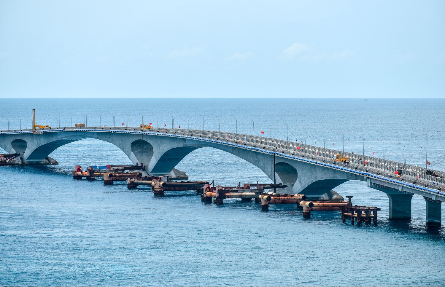 ސިނަމާލެ ބްރިޖާއި ބްރިޖު ހަދަން އެޅި ޕްލެޓްފޯމް --ފޮޓޯ: ނިޝާން އަލީ/މިހާރު