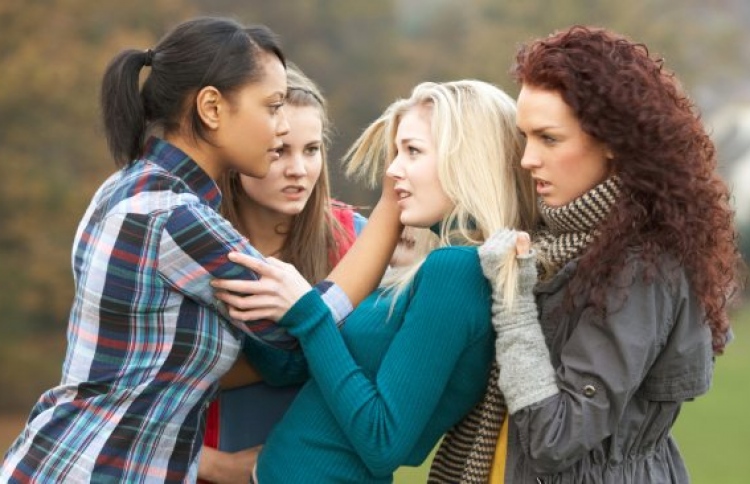 އަންހެނުންނަށް ގިނައިން ބުލީކުރަނީ އަންހެނުން