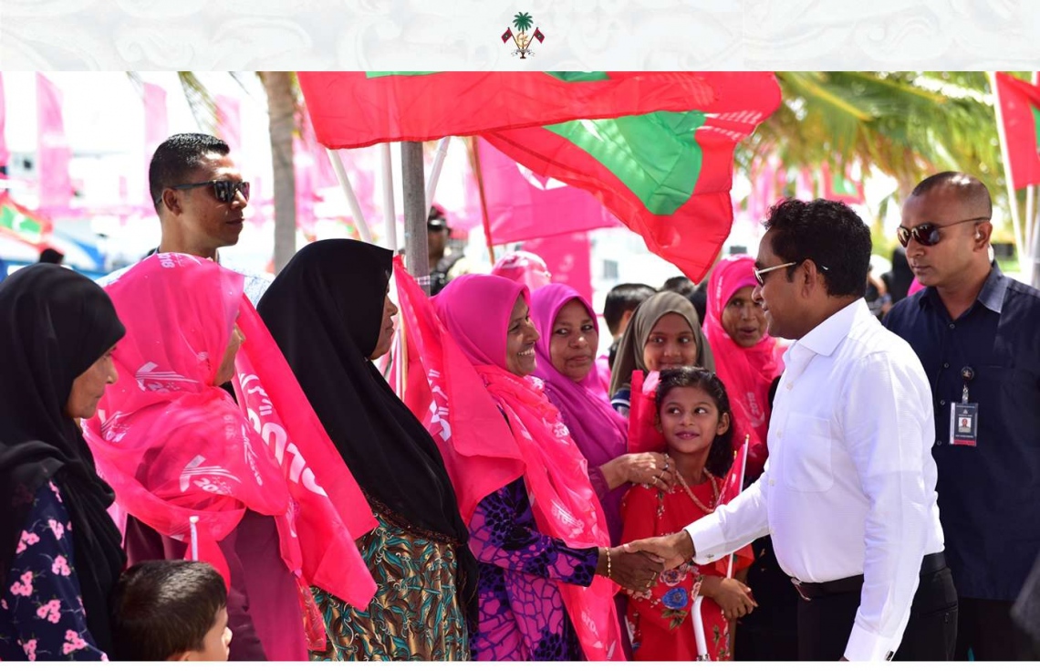 އަލިފުށި: އޮގަސްޓް 27، 2018- ސަރުކާރުން މި ރަށުގައި ގާއިމްކުރި ނަރުދަމާގެ ނިޒާމުގެ މަޝްރޫއުގެ ނިިމުން ފާހަގަކޮށްދެއްވުމަށް ރައީސް ޔާމީން ވަޑައިގަތުމުން، އެމަނިކުފާނަށް މަރުހަބާ ދަންނަވަން އެެއްވި މީހުންނާ ސަލާމް ކުރައްވަނީ.---ފޮޓޯ: ރައީސް އޮފީސް