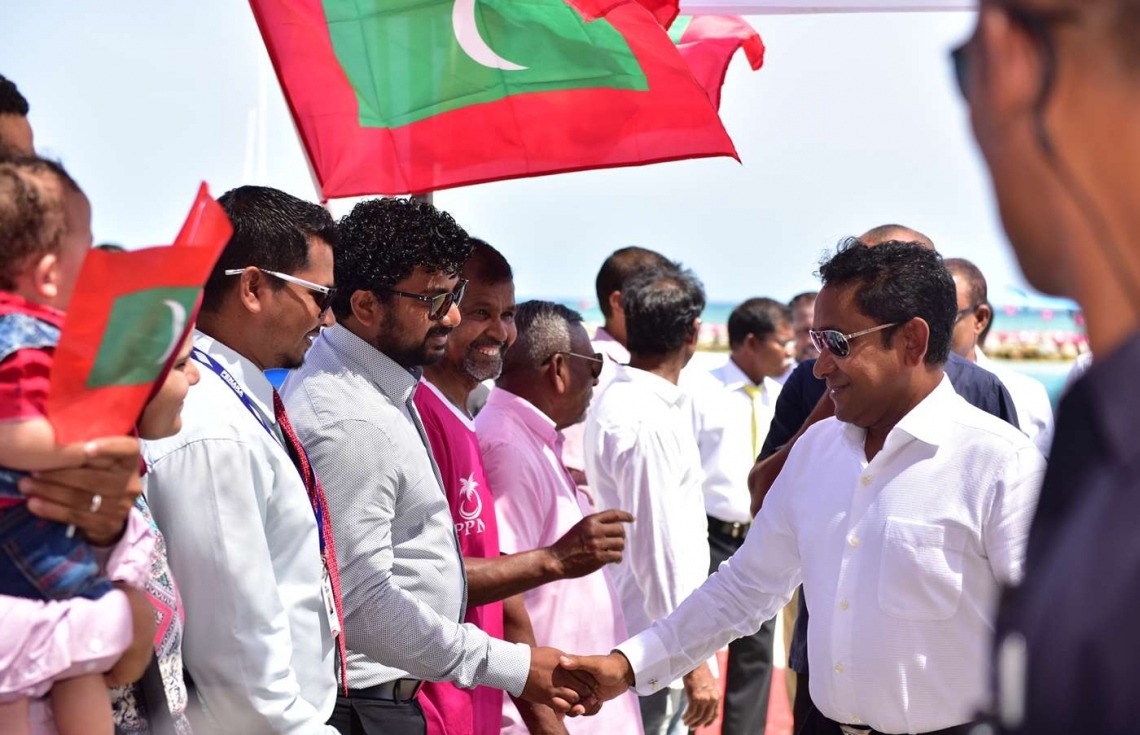 އަލިފުށި: އޮގަސްޓް 27، 2018- ސަރުކާރުން މި ރަށުގައި ގާއިމްކުރި ނަރުދަމާގެ ނިޒާމުގެ މަޝްރޫއުގެ ނިިމުން ފާހަގަކޮށްދެއްވުމަށް ރައީސް ޔާމީން ވަޑައިގަތުމުން، އެމަނިކުފާނަށް މަރުހަބާ ދަންނަވަން އެެއްވި މީހުންނާ ސަލާމް ކުރައްވަނީ.---ފޮޓޯ: ރައީސް އޮފީސް