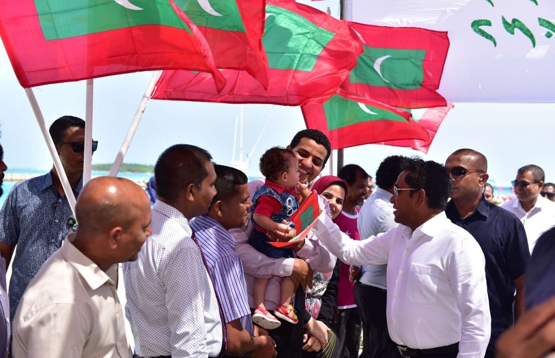 އަލިފުށި: އޮގަސްޓް 27، 2018- ސަރުކާރުން މި ރަށުގައި ގާއިމްކުރި ނަރުދަމާގެ ނިޒާމުގެ މަޝްރޫއުގެ ނިިމުން ފާހަގަކޮށްދެއްވުމަށް ރައީސް ޔާމީން ވަޑައިގެން، ކުޑަކުއްޖެއްގެ ކޮލުގައި ފިރުމާލައްވަނީ.---ފޮޓޯ: ރައީސް އޮފީސް