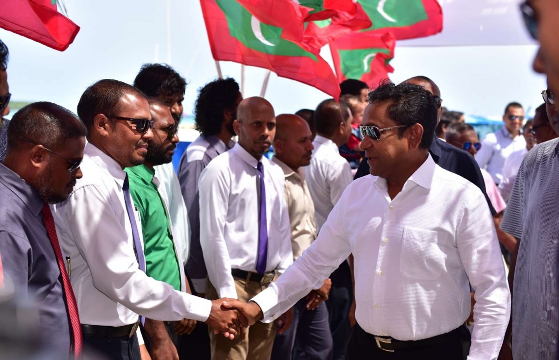 އަލިފުށި: އޮގަސްޓް 27، 2018- ސަރުކާރުން މި ރަށުގައި ގާއިމްކުރި ނަރުދަމާގެ ނިޒާމުގެ މަޝްރޫއުގެ ނިިމުން ފާހަގަކޮށްދެއްވުމަށް ރައީސް ޔާމީން ވަޑައިގަތުމުން، އެމަނިކުފާނަށް މަރުހަބާ ދަންނަވަން އެެއްވި މީހުންނާ ސަލާމް ކުރައްވަނީ.---ފޮޓޯ: ރައީސް އޮފީސް