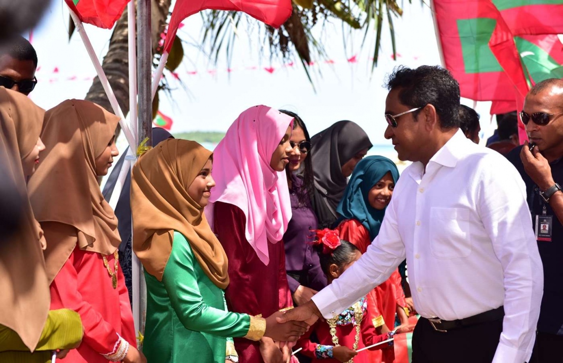 އަލިފުށި: އޮގަސްޓް 27، 2018- ސަރުކާރުން މި ރަށުގައި ގާއިމްކުރި ނަރުދަމާގެ ނިޒާމުގެ މަޝްރޫއުގެ ނިިމުން ފާހަގަކޮށްދެއްވުމަށް ރައީސް ޔާމީން ވަޑައިގަތުމުން، އެމަނިކުފާނަށް މަރުހަބާ ދަންނަވަން އެެއްވި މީހުންނާ ސަލާމް ކުރައްވަނީ.---ފޮޓޯ: ރައީސް އޮފީސް