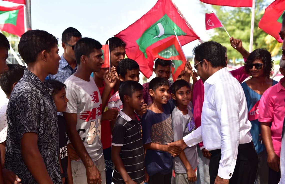 އަލިފުށި: އޮގަސްޓް 27، 2018- ސަރުކާރުން މި ރަށުގައި ގާއިމްކުރި ނަރުދަމާގެ ނިޒާމުގެ މަޝްރޫއުގެ ނިިމުން ފާހަގަކޮށްދެއްވުމަށް ރައީސް ޔާމީން ވަޑައިގެން، ކުޑަކުދިންތަކަކާ ސަލާމް ކުރައްވަނީ.---ފޮޓޯ: ރައީސް އޮފީސް