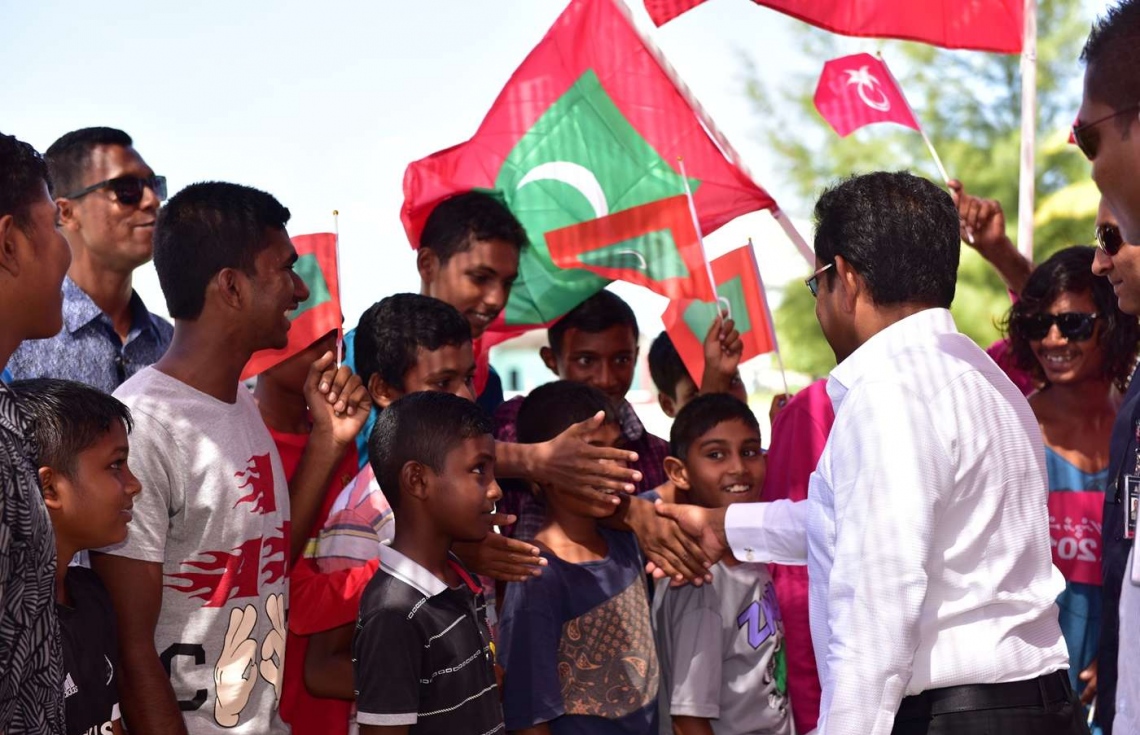 އަލިފުށި: އޮގަސްޓް 27، 2018- ސަރުކާރުން މި ރަށުގައި ގާއިމްކުރި ނަރުދަމާގެ ނިޒާމުގެ މަޝްރޫއުގެ ނިިމުން ފާހަގަކޮށްދެއްވުމަށް ރައީސް ޔާމީން ވަޑައިގެން، ކުޑަކުދިންތަކަކާ ސަލާމް ކުރައްވަނީ.---ފޮޓޯ: ރައީސް އޮފީސް