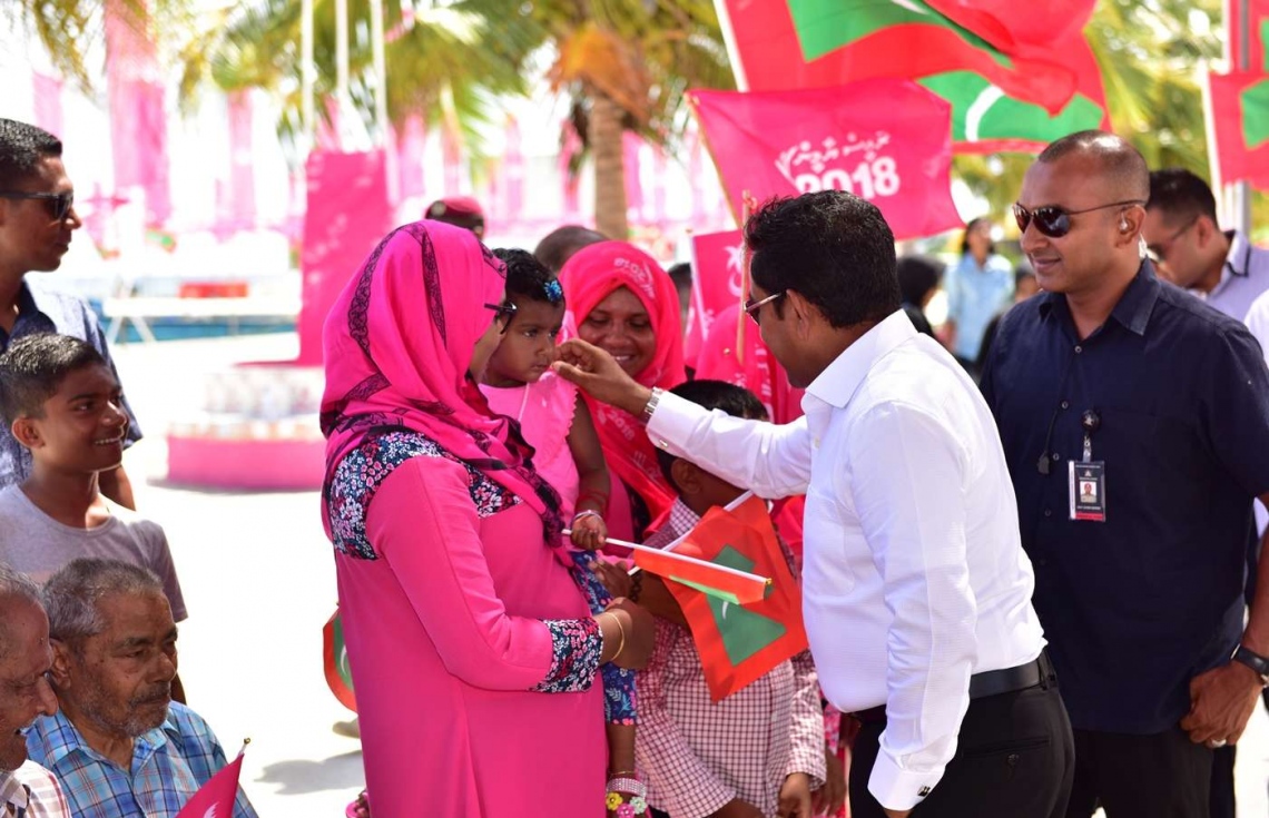 އަލިފުށި: އޮގަސްޓް 27، 2018- ސަރުކާރުން މި ރަށުގައި ގާއިމްކުރި ނަރުދަމާގެ ނިޒާމުގެ މަޝްރޫއުގެ ނިިމުން ފާހަގަކޮށްދެއްވުމަށް ރައީސް ޔާމީން ވަޑައިގެން، ކުޑަކުއްޖެއްގެ ކޮލުގައި ފިރުމާލައްވަނީ.---ފޮޓޯ: ރައީސް އޮފީސް