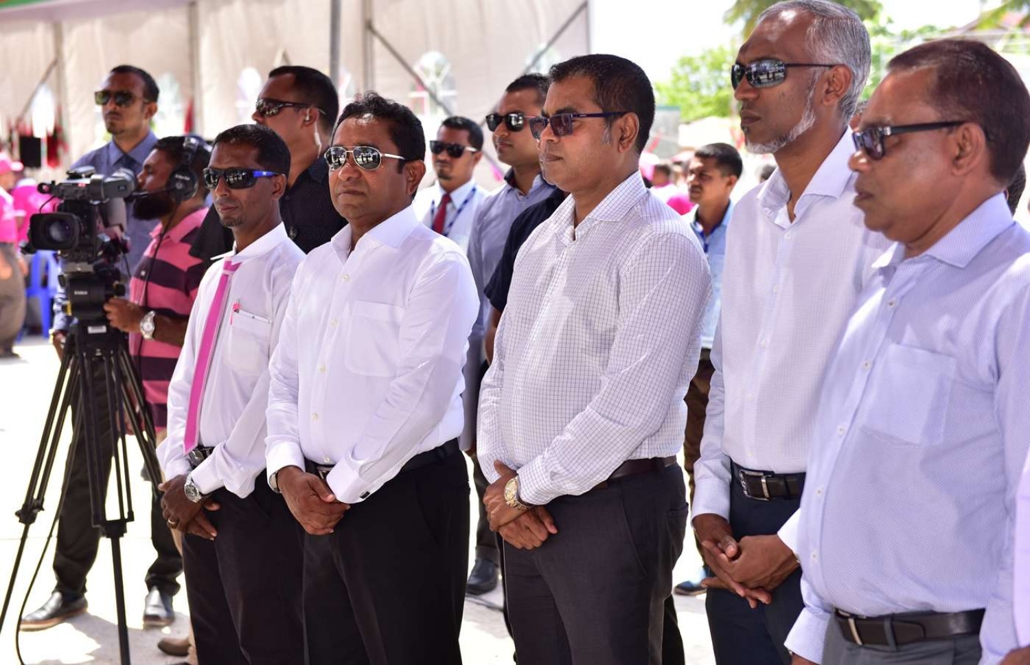 ރ. އަލިފުށީގައި ސަރުކާރުން ގާއިމްކޮށްދިން ނަރުދަމާގެ ނިޒާމުގެ ޚިދުމަތް ފެށުމުގެ ރަސްމިއްޔާތުގައި ރައީސް ޔާމީނާއި މިނިސްޓަރު ތޯރިގް އަދި މިނިސްޓަރު މުއިއްޒު އިއްޔެ ބައިވެރިވެވަޑައިގަންނަވަނީ.---ފޮޓޯ: ރައީސް އޮފީސް