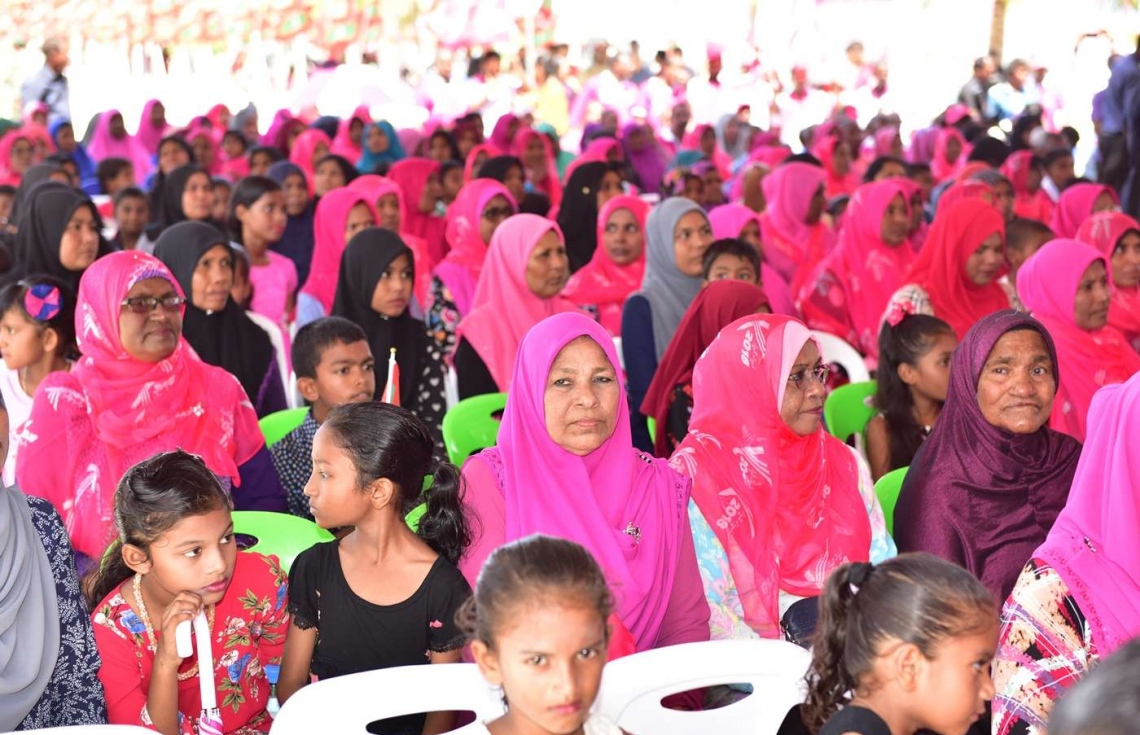 އަލިފުށި: އޮގަސްޓް 27، 2018- ސަރުކާރުން މި ރަށުގައި ގާއިމްކުރި ނަރުދަމާގެ ނިޒާމުގެ މަޝްރޫއުގެ ނިިމުން ރައީސް ޔާމީން ފާހަގަކޮށްދެއްވުމަށް ފަހު، ބޭއްވެވި ޖަލްސާގައި ބައިވެރިވި ބައެއް މީހުން.---ފޮޓޯ: ރައީސް އޮފީސް