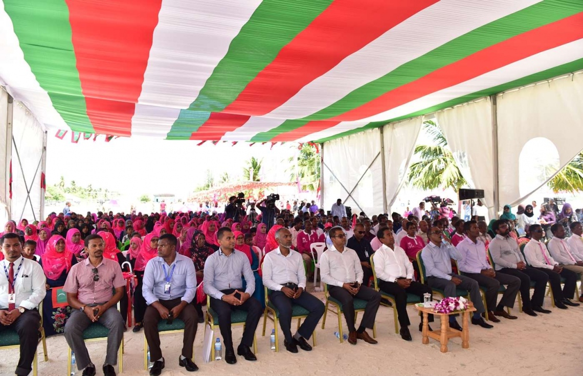 އަލިފުށި: އޮގަސްޓް 27، 2018- ސަރުކާރުން މި ރަށުގައި ގާއިމްކުރި ނަރުދަމާގެ ނިޒާމުގެ މަޝްރޫއުގެ ނިިމުން ރައީސް ޔާމީން ފާހަގަކޮށްދެއްވުމަށް ފަހު، ބޭއްވެވި ޖަލްސާގެ ތެރެއިން.---ފޮޓޯ: ރައީސް އޮފީސް