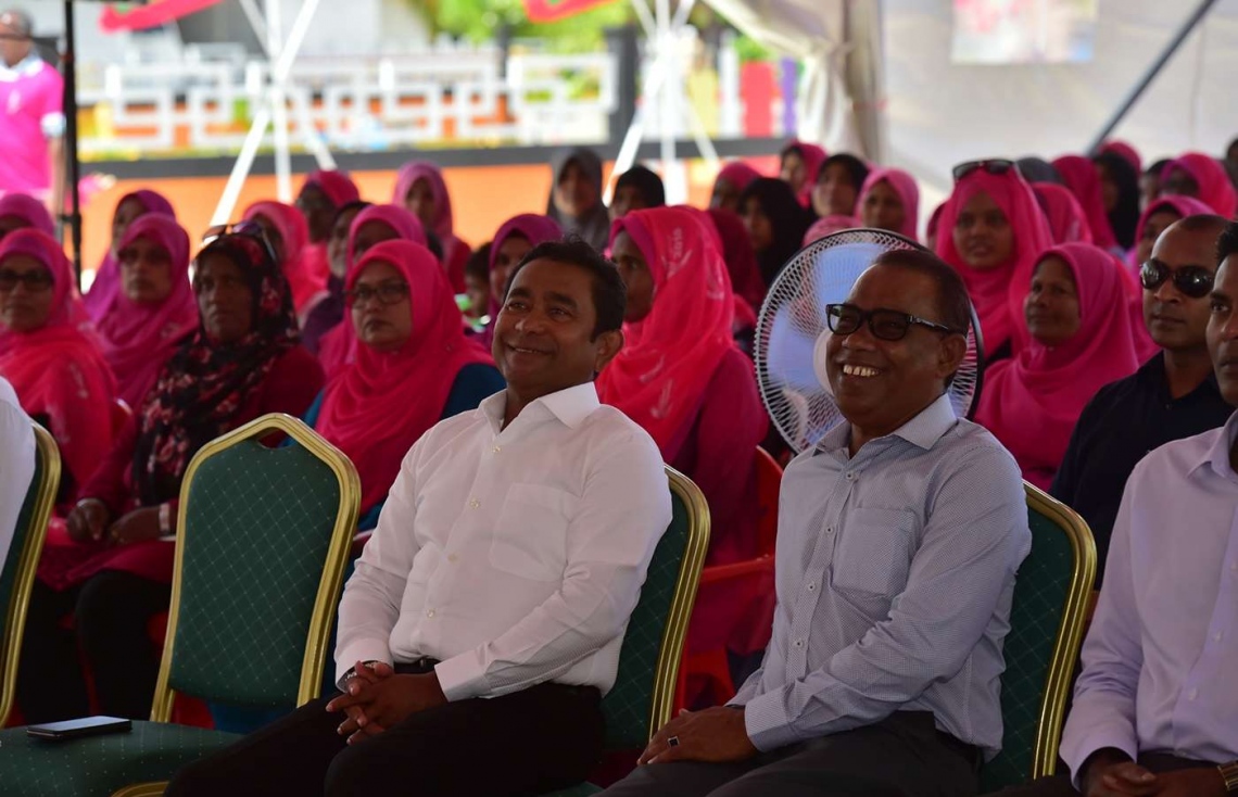 އަލިފުށި: އޮގަސްޓް 27، 2018- ސަރުކާރުން މި ރަށުގައި ގާއިމްކުރި ނަރުދަމާގެ ނިޒާމުގެ މަޝްރޫއުގެ ނިިމުން ރައީސް ޔާމީން ފާހަގަކޮށްދެއްވުމަށް ފަހު، ބޭއްވެވި ޖަލްސާގައި އެމަނިކުފާނާއި ޕީޕީއެމްގެ ނައިބު ރައީސް އަބްދުއްރަހީމް ބައިވެރިވެވަޑައިގަންނަވަނީ.---ފޮޓޯ: ރައީސް އޮފީސް