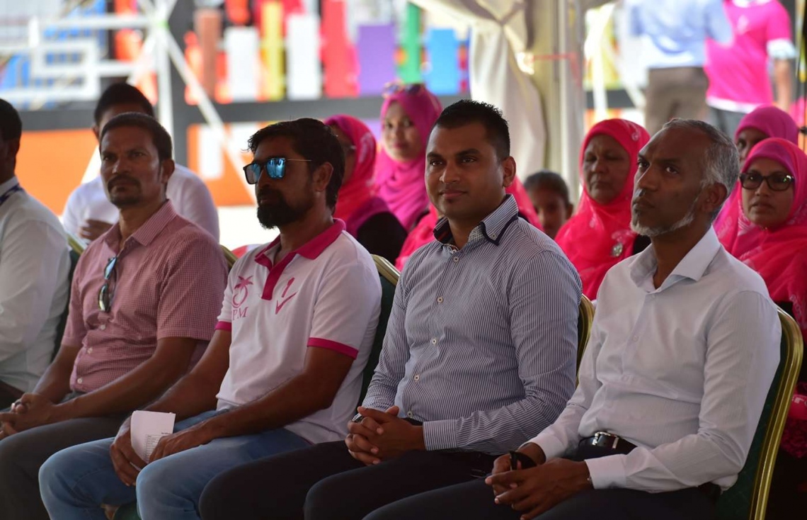 އަލިފުށި: އޮގަސްޓް 27، 2018- ސަރުކާރުން މި ރަށުގައި ގާއިމްކުރި ނަރުދަމާގެ ނިޒާމުގެ މަޝްރޫއުގެ ނިިމުން ރައީސް ޔާމީން ފާހަގަކޮށްދެއްވުމަށް ފަހު، ބޭއްވެވި ޖަލްސާގައި ބައިވެރިވެވަޑައިގެންނެވި ބައެއް ބޭފުޅުން.---ފޮޓޯ: ރައީސް އޮފީސް