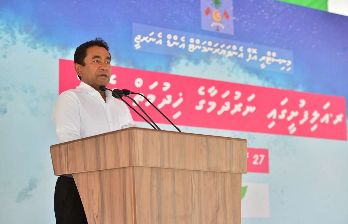 އަލިފުށި: އޮގަސްޓް 27، 2018- ސަރުކާރުން މި ރަށުގައި ގާއިމްކުރި ނަރުދަމާގެ ނިޒާމުގެ މަޝްރޫއުގެ ނިިމުން ރައީސް ޔާމީން ފާހަގަކޮށްދެއްވުމަށް ފަހު، ބޭއްވެވި ޖަލްސާގައި އެމަނިކުފާނު ވާހަކަފުޅު ދައްކަވަނީ.---ފޮޓޯ: ރައީސް އޮފީސް