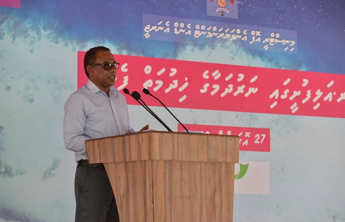 އަލިފުށި: އޮގަސްޓް 27، 2018- ސަރުކާރުން މި ރަށުގައި ގާއިމްކުރި ނަރުދަމާގެ ނިޒާމުގެ މަޝްރޫއުގެ ނިިމުން ރައީސް ޔާމީން ފާހަގަކޮށްދެއްވުމަށް ފަހު، ބޭއްވެވި ޖަލްސާގައި ޕީޕީއެމްގެ ނައިބު ރައީސް ފޮނަދޫ ދާއިރާގެ މެމްބަރު އަބްދުއްރަހީމް އަބްދުﷲ ވާހަކަ ދައްކަވަނީ.---ފޮޓޯ: ރައީސް އޮފީސް