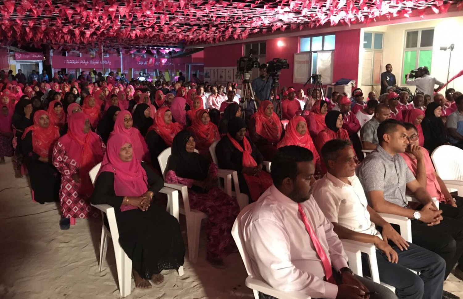 ދުވާފަރުގައި މިރޭ ބޭއްވި ޖަލްސާގައި އެ ރަށުގެ ބަޔަކު ބައިވެރިވަނީ. -